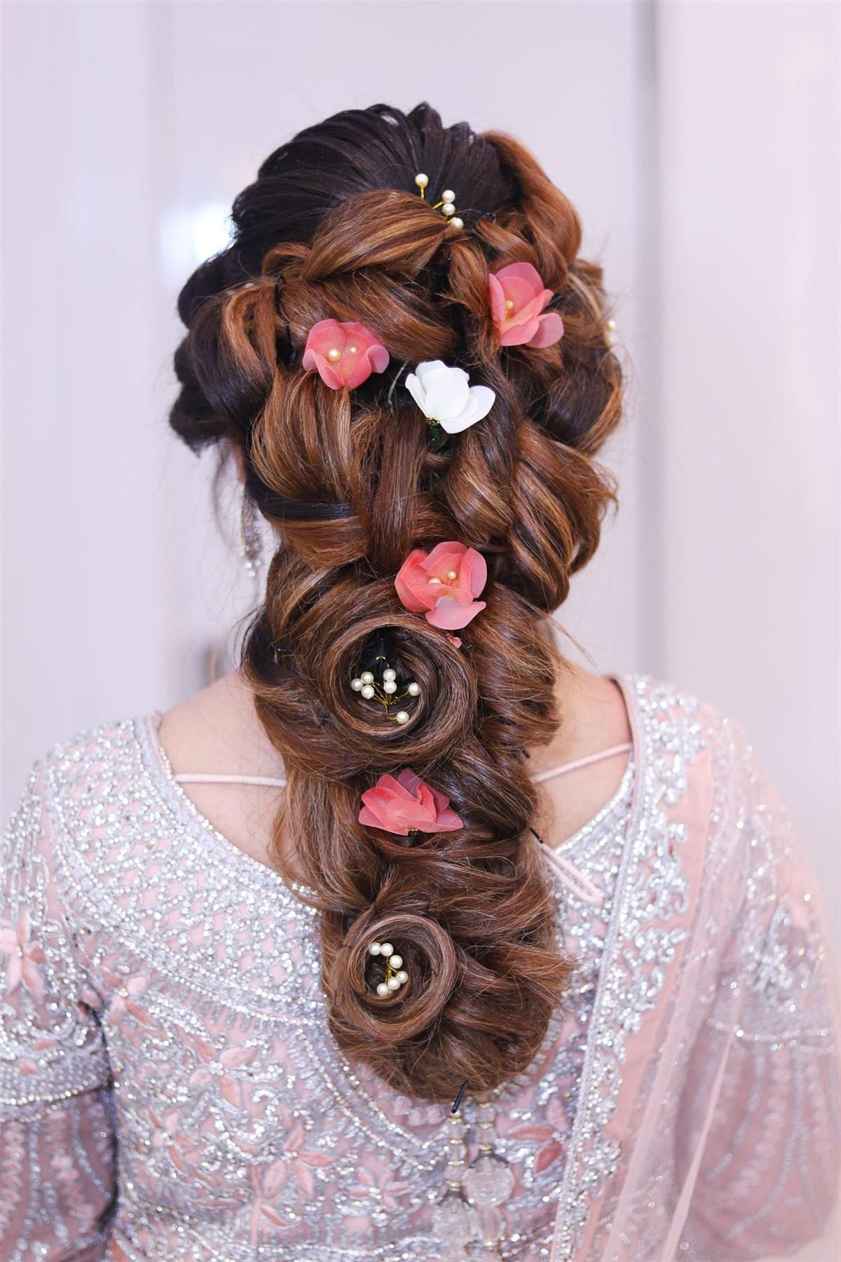 Coiffure de mariage : longue tresse fleurie