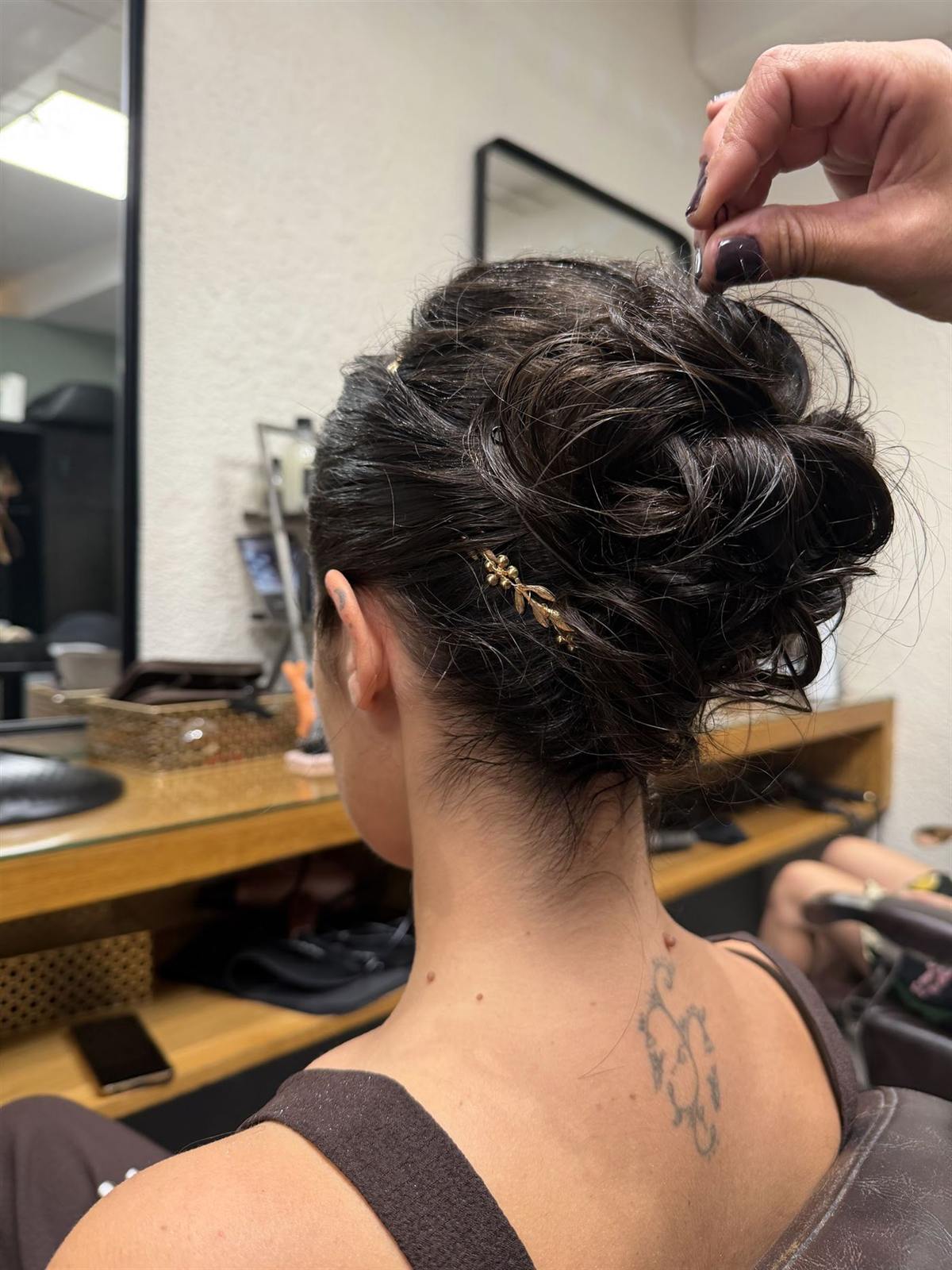 Chignon bohème orné d’une branche d’olivier dorée
