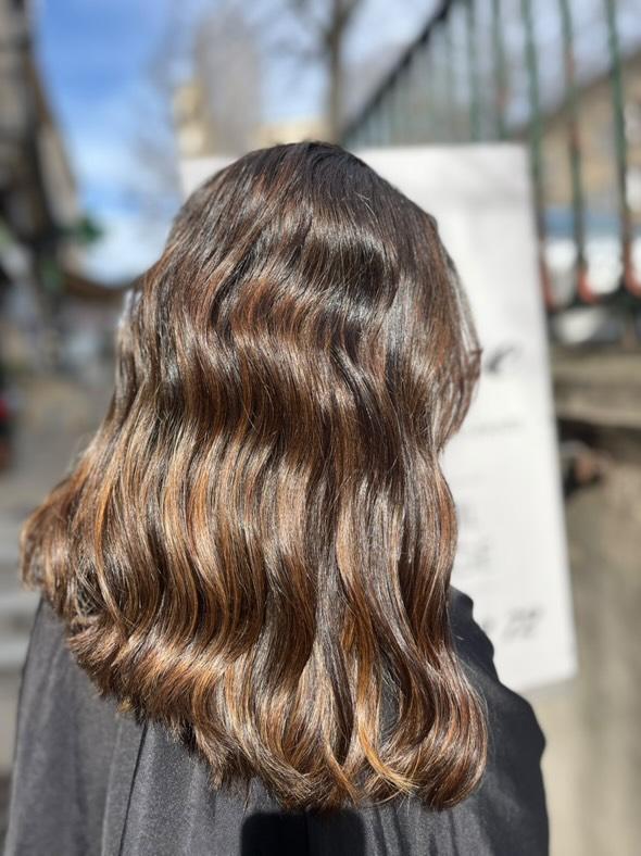 Cheveux bruns ondulés aux reflets cuivrés