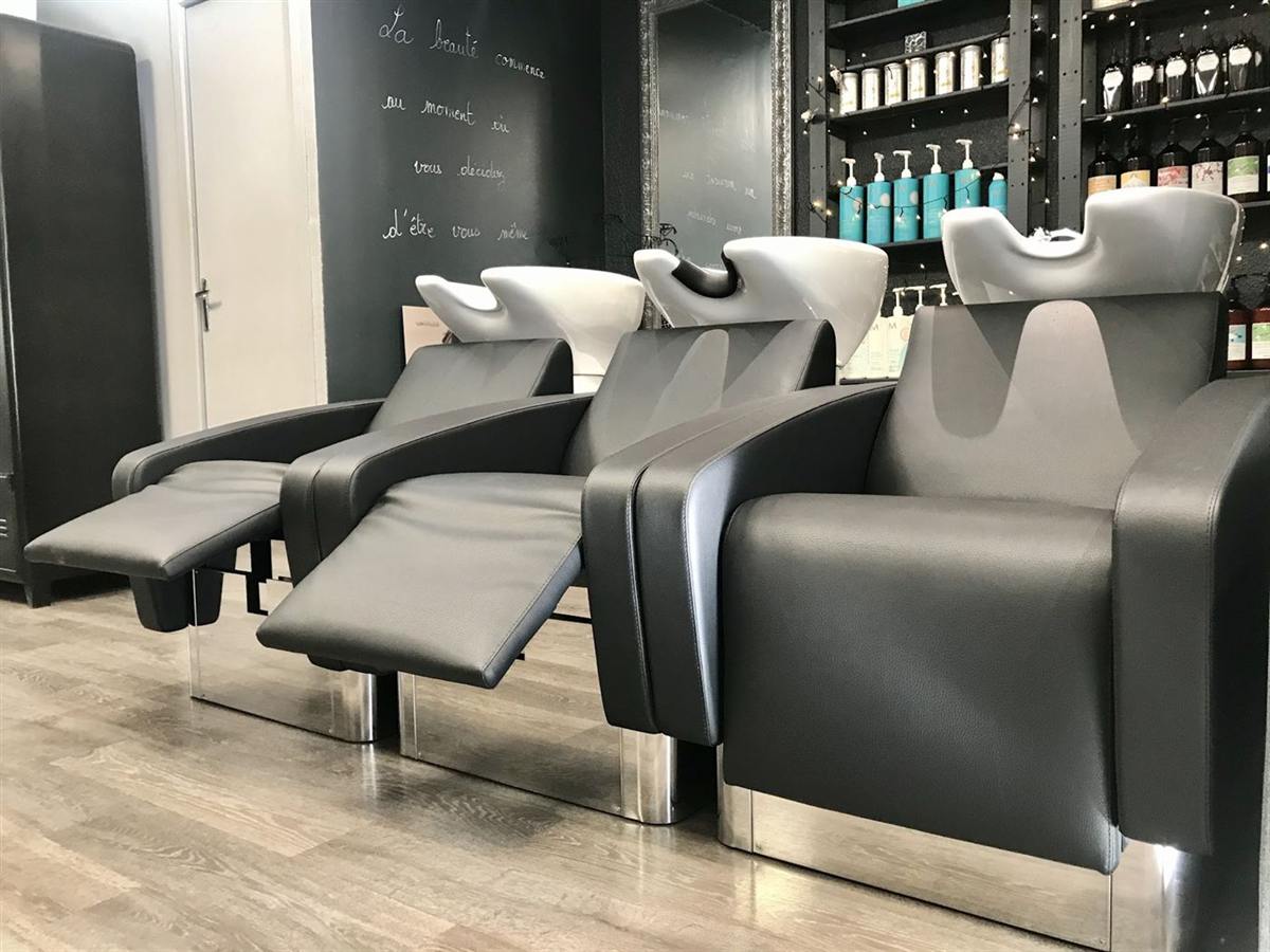 Fauteuils de shampoing massants devant l’ardoise : « La beauté commence au moment où vous décidez d’être vous-même »